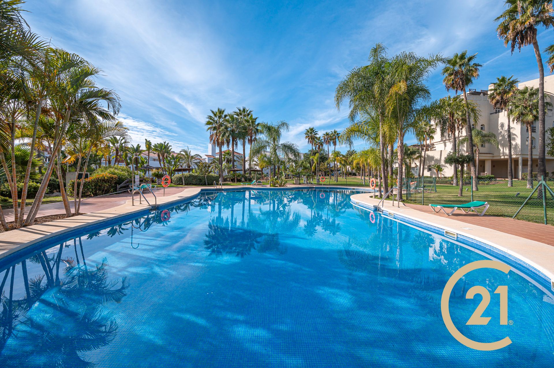 Piscina de Dúplex en venta en Estepona con Aire acondicionado, Terraza y Amueblado