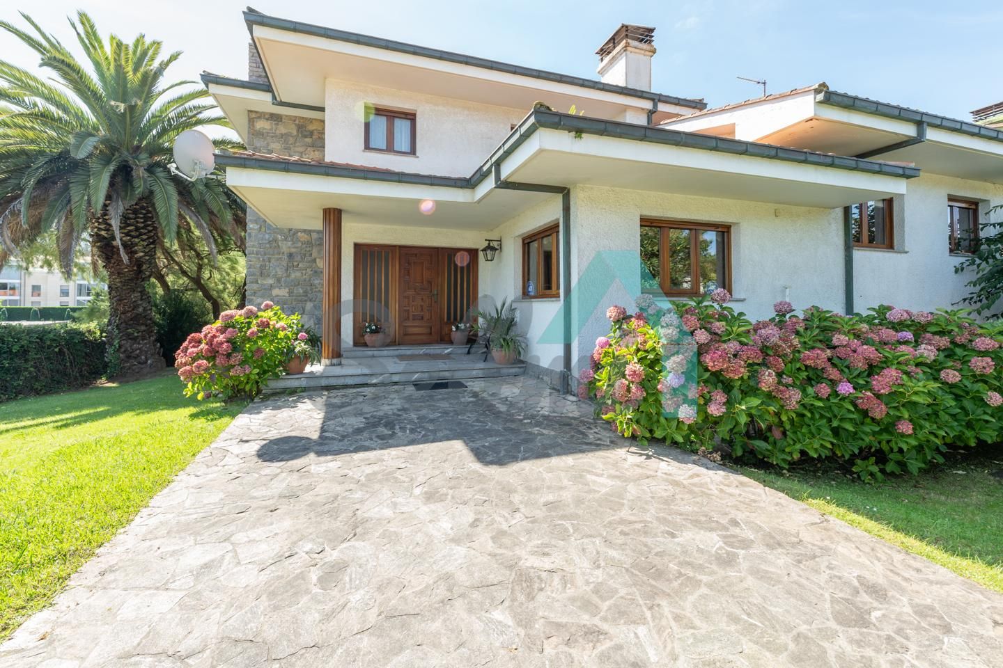 Vista exterior de Casa adosada en venda en Llanes amb Calefacció, Jardí privat i Parquet