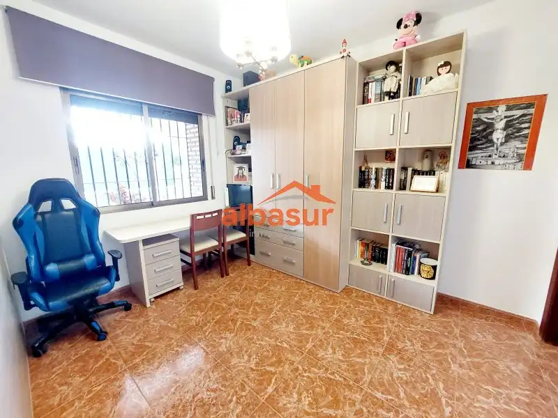 Dormitori de Casa o xalet en venda en Córdoba amb Aire condicionat, Calefacció i Jardí privat