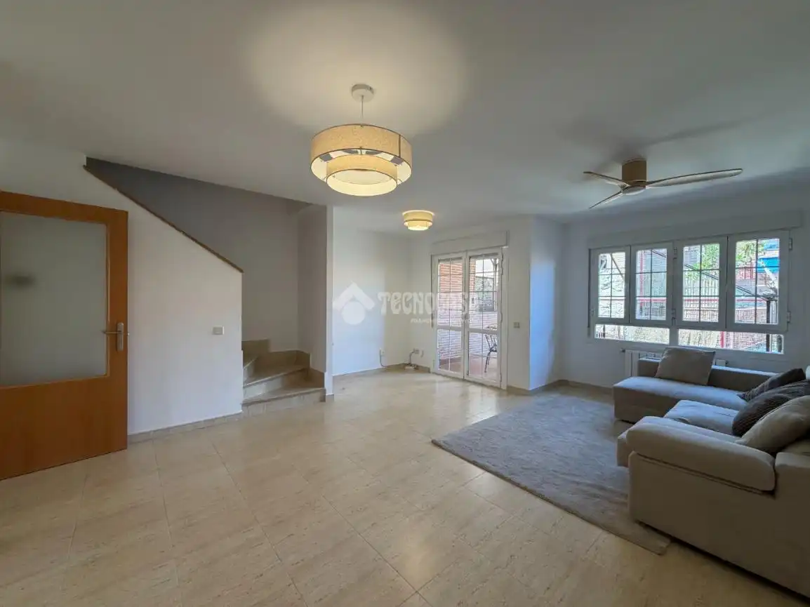 Sala de estar de Casa adosada de alquiler en Algete con Aire acondicionado, Calefacción y Jardín privado