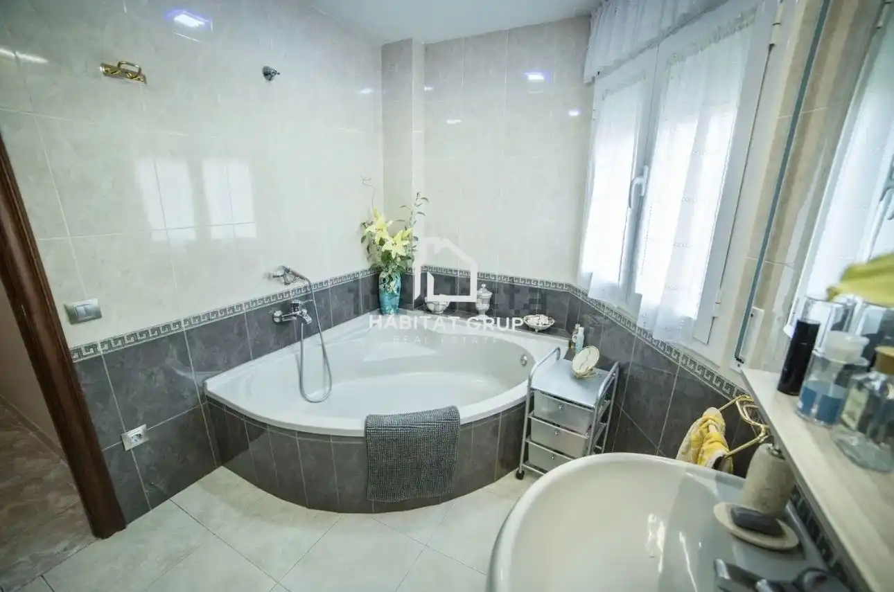 Badezimmer von Maisonette zum Verkauf in Flix mit Klimaanlage, Heizung und Terrasse