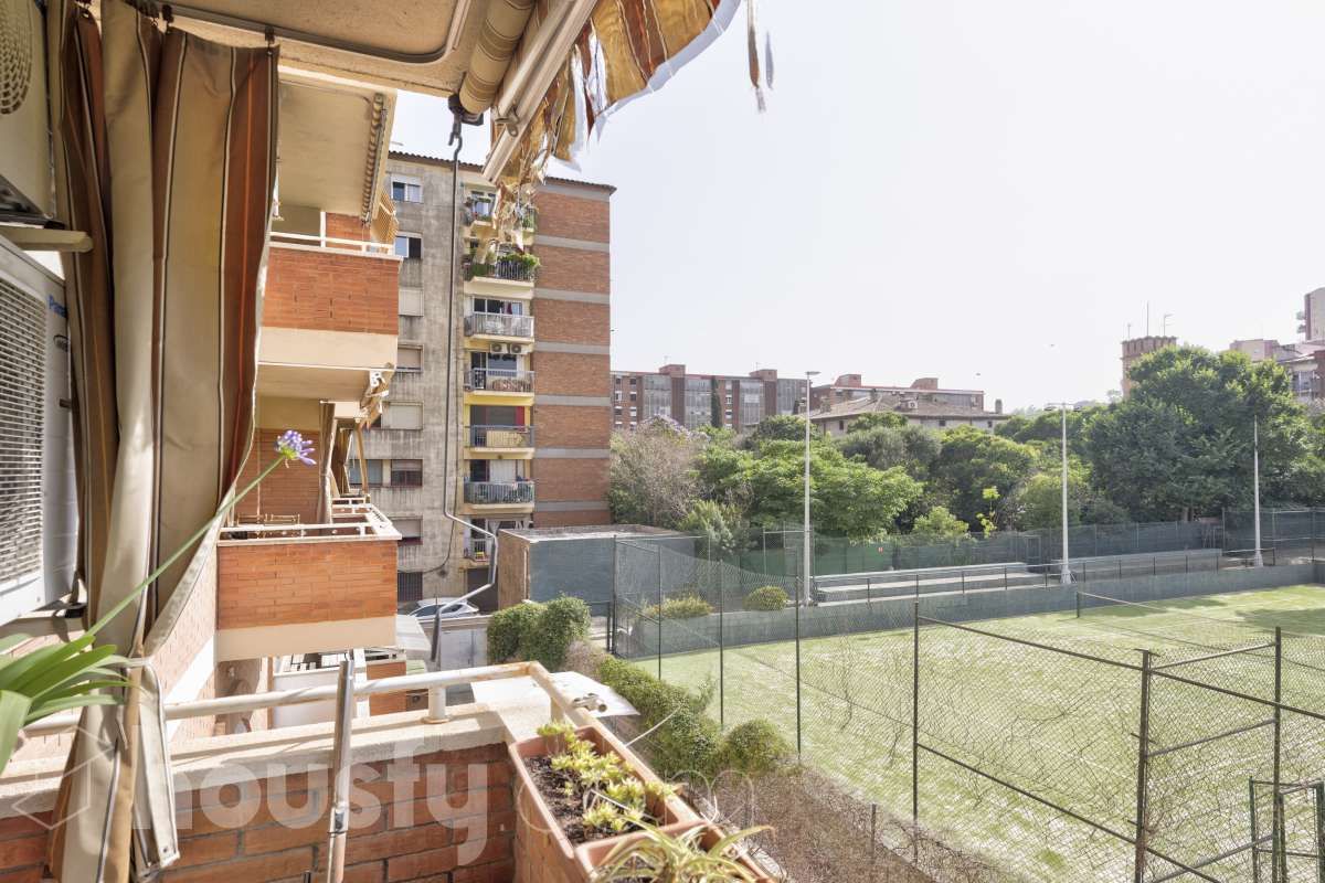 Exterior view of Flat for sale in  Barcelona Capital  with Air Conditioner, Terrace and Furnished