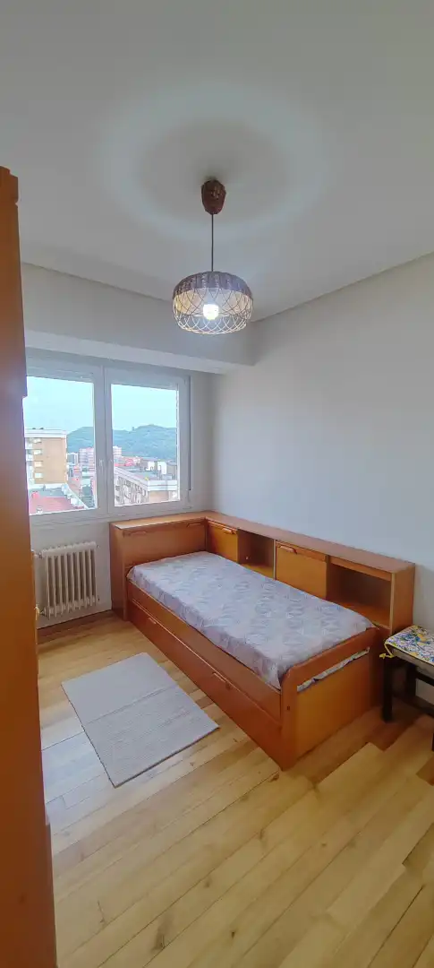 Schlafzimmer von Wohnung zur Miete in Bilbao  mit Heizung, Parkett und Terrasse