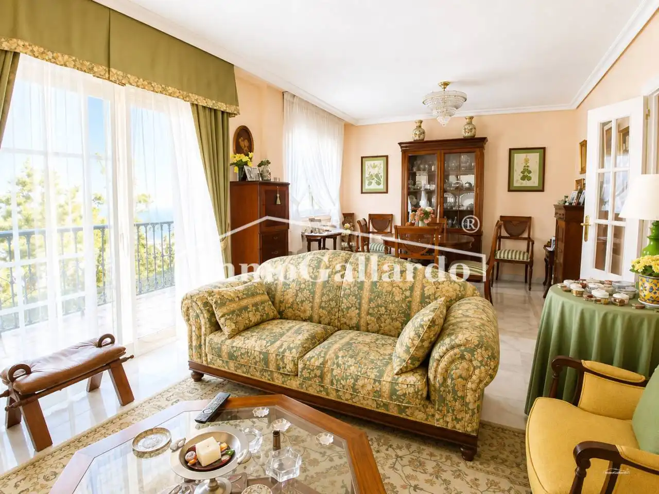 Sala de estar de Casa adosada en venta en Málaga con Aire acondicionado, Terraza y Piscina comunitaria