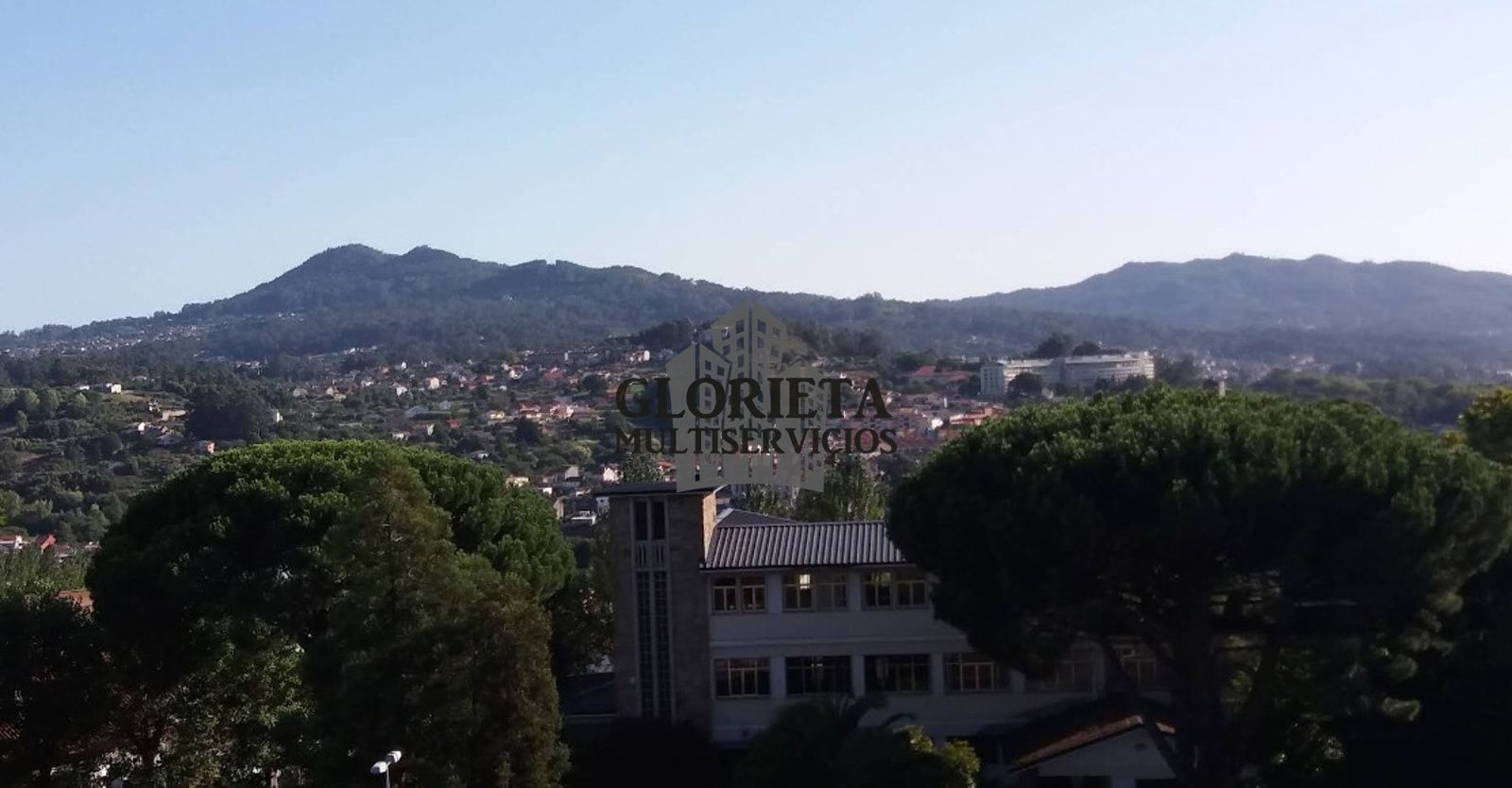 Vista exterior de Casa adosada en venta en Vigo  con Calefacción, Trastero y Balcón