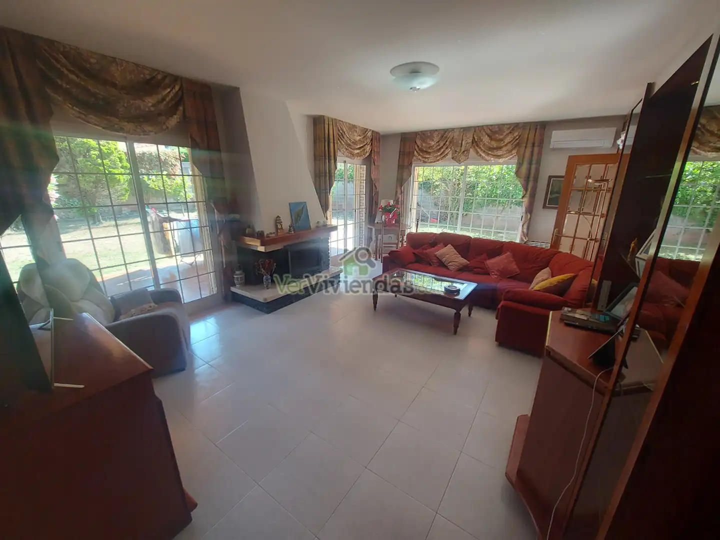 Sala d'estar de Casa o xalet en venda en Torrelles de Llobregat amb Aire condicionat, Calefacció i Jardí privat