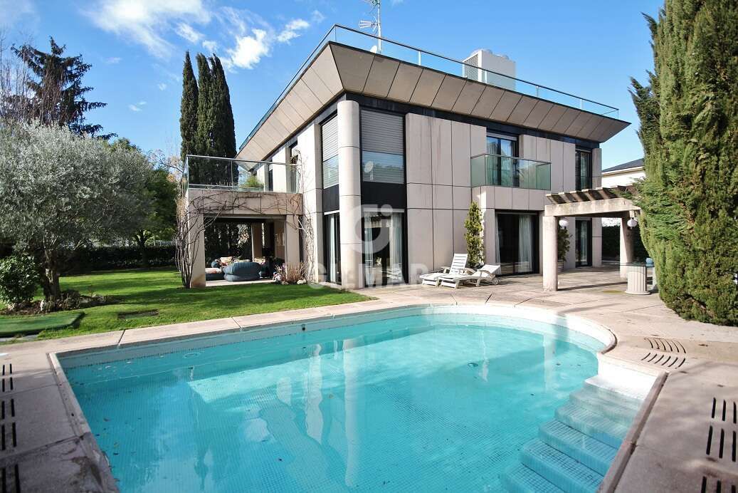 Exterior view of House or chalet for sale in  Madrid Capital  with Swimming Pool