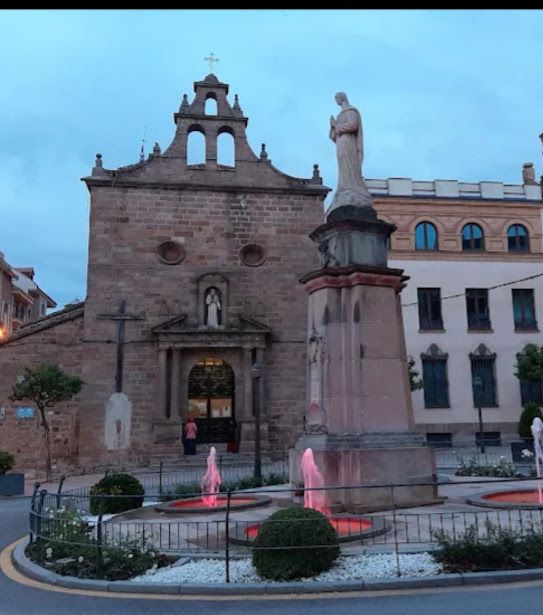 Vista exterior de Casa o xalet en venda en Linares amb Terrassa i Balcó
