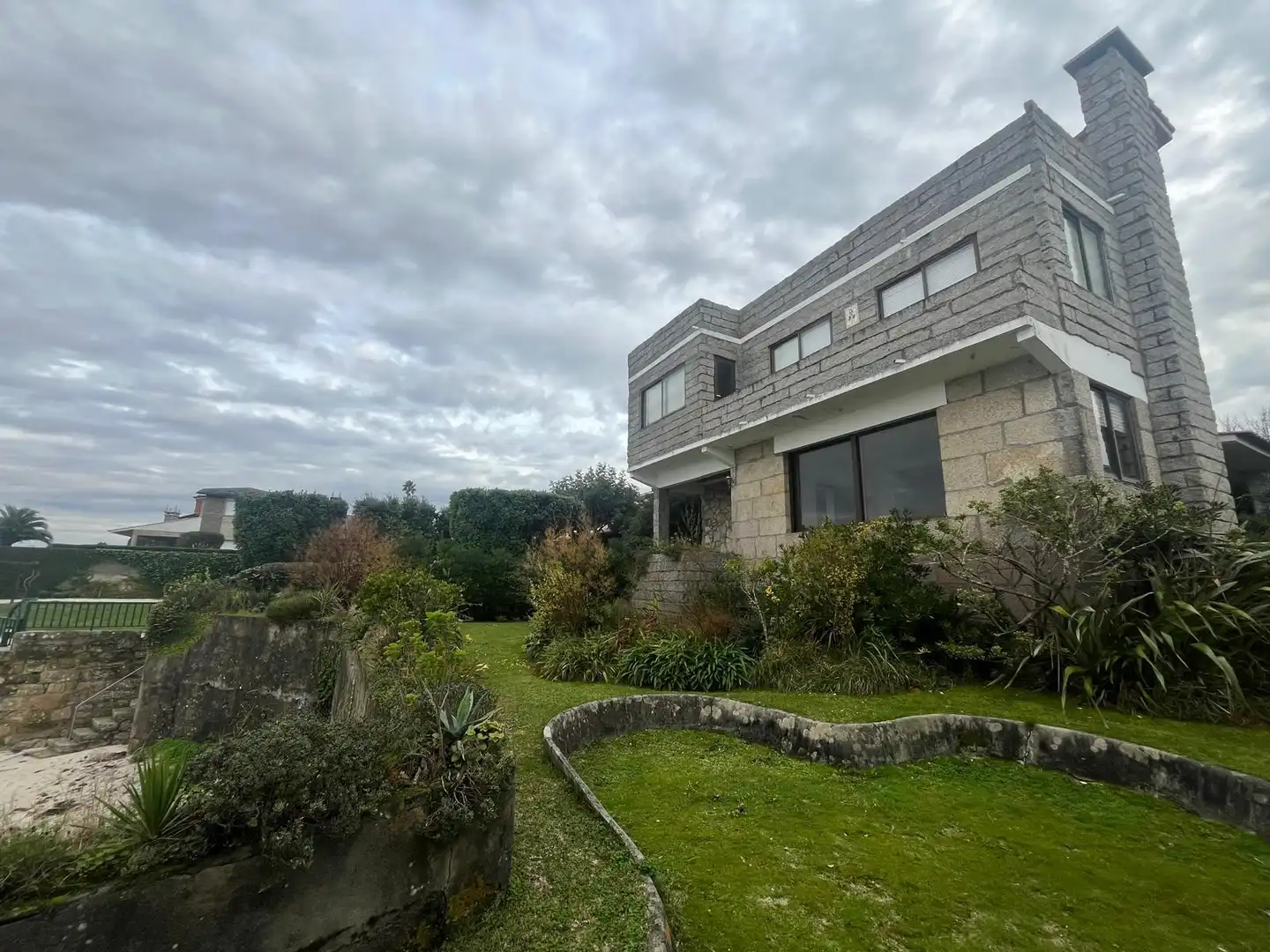 Vista exterior de Casa o xalet en venda en Vigo  amb Jardí privat, Terrassa i Traster