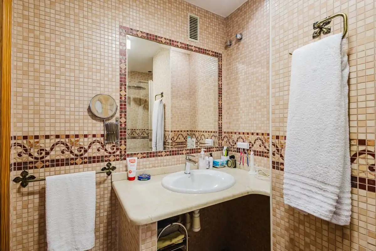 Bany de Casa adosada en venda en Marbella amb Calefacció, Terrassa i Balcó