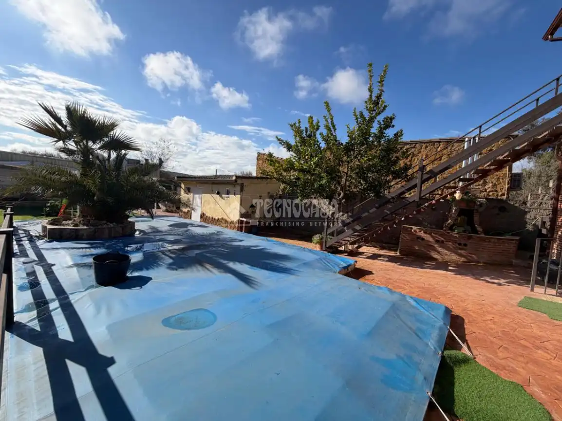Vista exterior de Finca rústica en venda en Villatorres amb Aire condicionat, Calefacció i Alarma