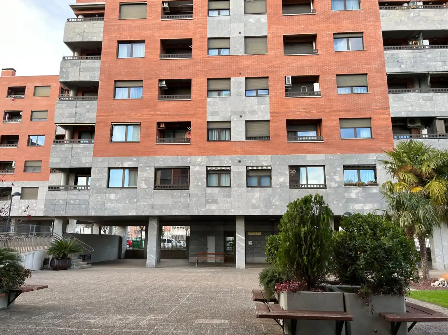 Außenansicht von Wohnung zum Verkauf in  Logroño mit Klimaanlage, Heizung und Privatgarten