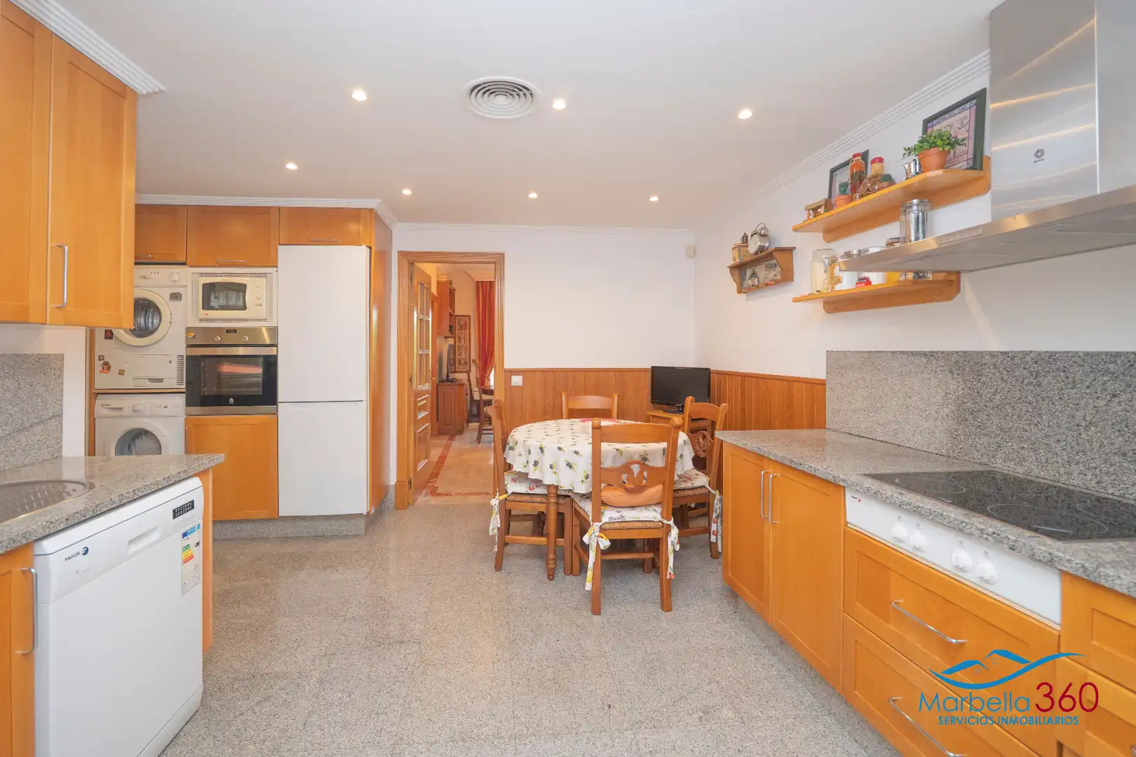 Cocina de Casa adosada en venta en Marbella con Aire acondicionado, Calefacción y Jardín privado