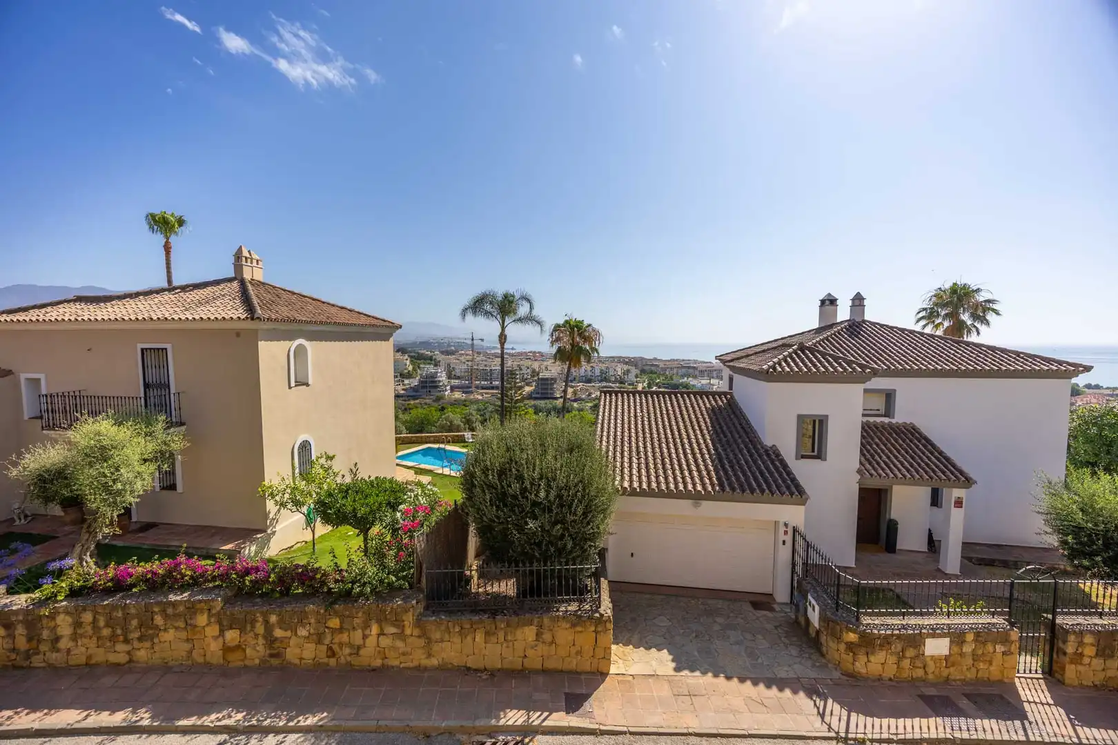 Vista exterior de Casa o xalet en venda en Manilva amb Jardí privat, Terrassa i Traster