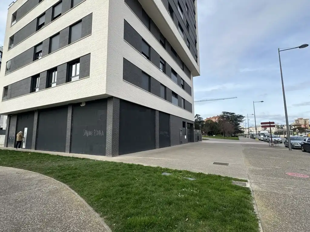 Vista exterior de Local de alquiler en  Logroño