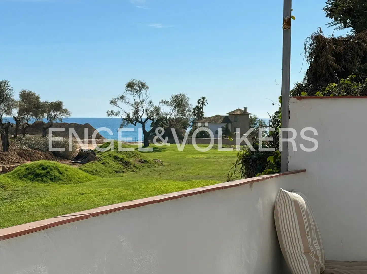 Vista exterior de Casa adosada en venda en Mont-roig del Camp amb Calefacció, Jardí privat i Terrassa