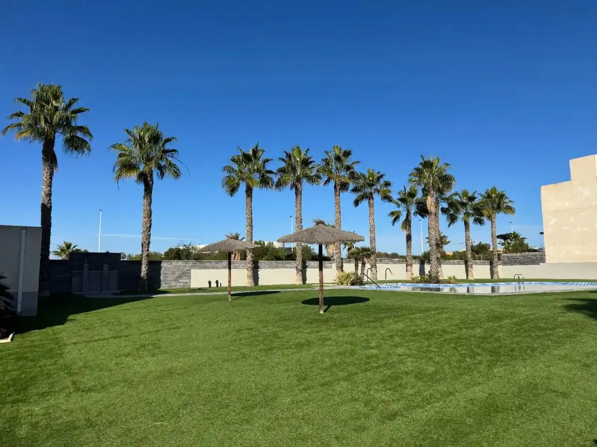 Piscina de Casa adosada en venta en Torrevieja con Aire acondicionado, Jardín privado y Amueblado