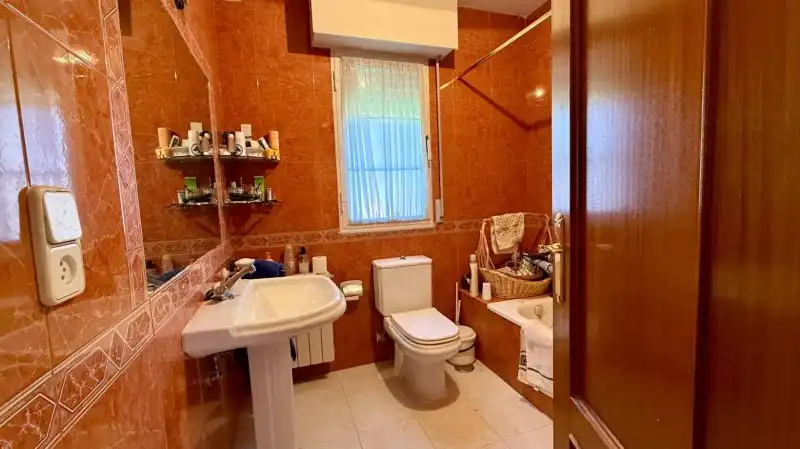 Bany de Casa o xalet en venda en El Espinar amb Calefacció, Jardí privat i Parquet