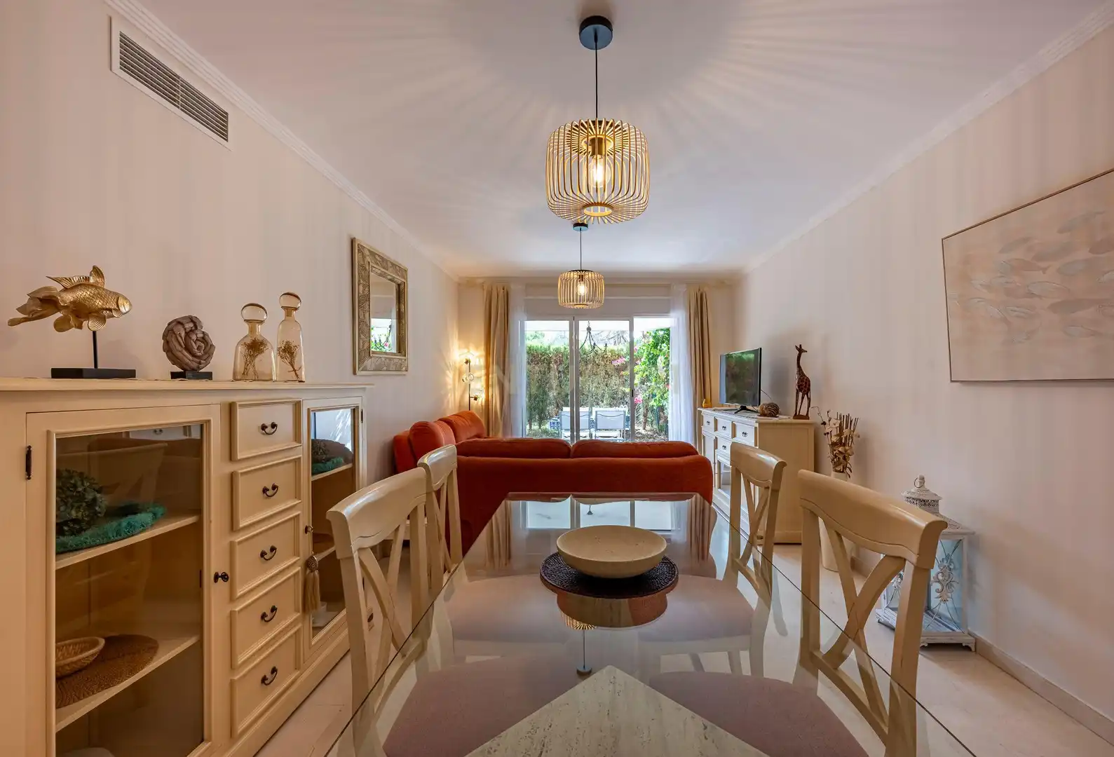 Sala d'estar de Pis de lloguer en Marbella amb Aire condicionat, Jardí privat i Piscina comunitària