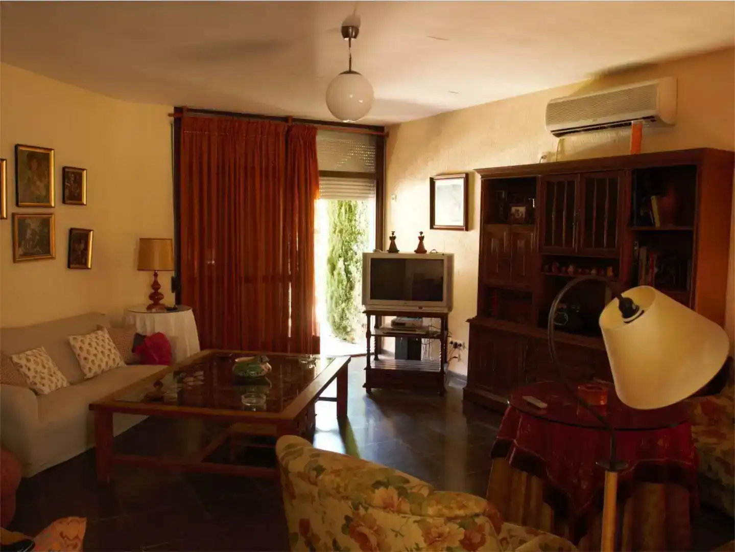 Sala de estar de Casa o chalet de alquiler en Alcalá de Guadaira con Aire acondicionado, Jardín privado y Piscina