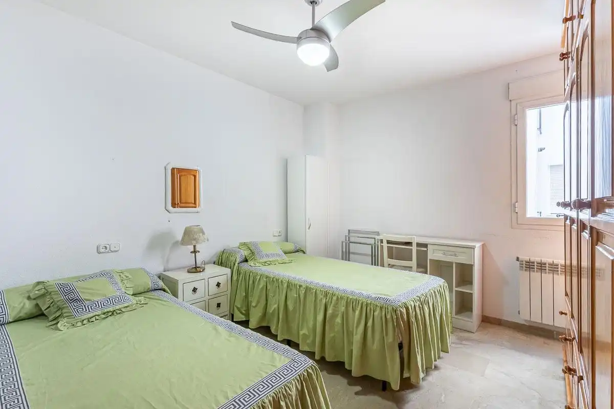 Bedroom of Flat for sale in Granada  with Air Conditioner, Heating and Alarm