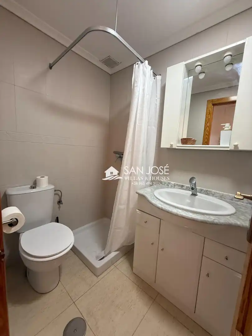 Badezimmer von Einfamilien-Reihenhaus zur Miete in Monforte del Cid mit Klimaanlage, Heizung und Privatgarten