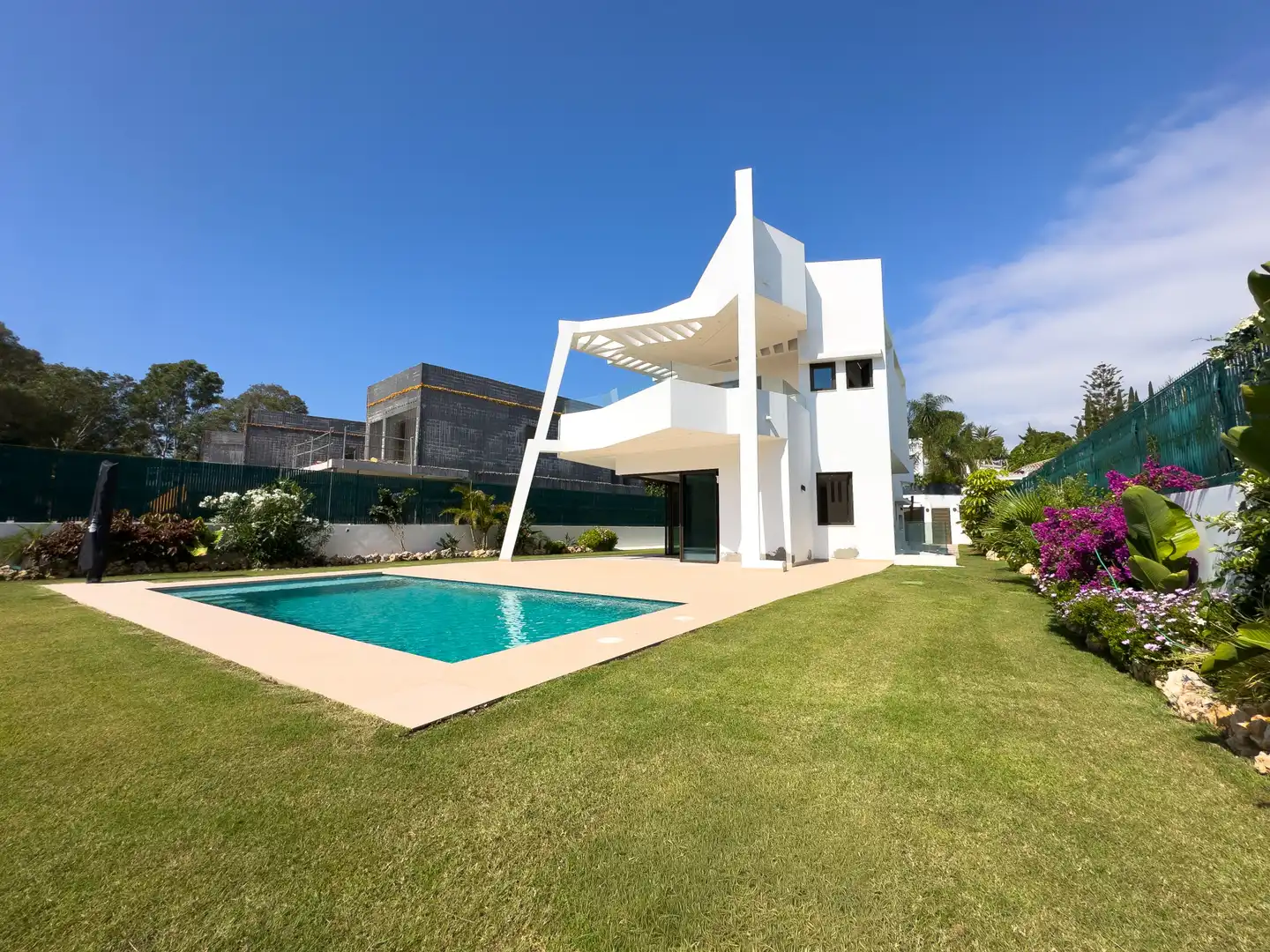 Vista exterior de Casa o chalet en venta en Estepona con Aire acondicionado, Jardín privado y Terraza