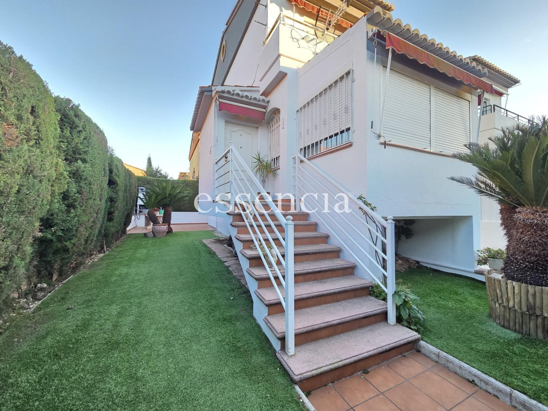 Vista exterior de Casa o xalet en venda en Gandia amb Jardí privat, Terrassa i Traster