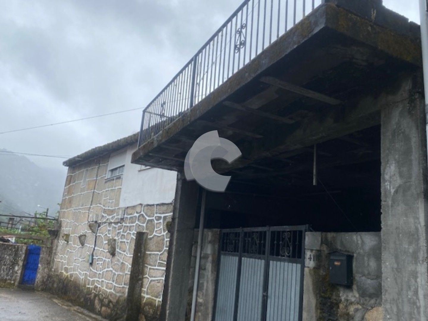 Vista exterior de Casa adosada en venda en Lobios amb Jardí privat