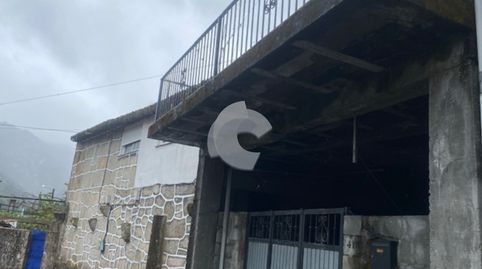 Vivienda adosada en Lugar Torneiros, Riocaldo, ayuntamiento de Lobios. Necesita reforma. Planta baja destinada a dos bodegas, pati