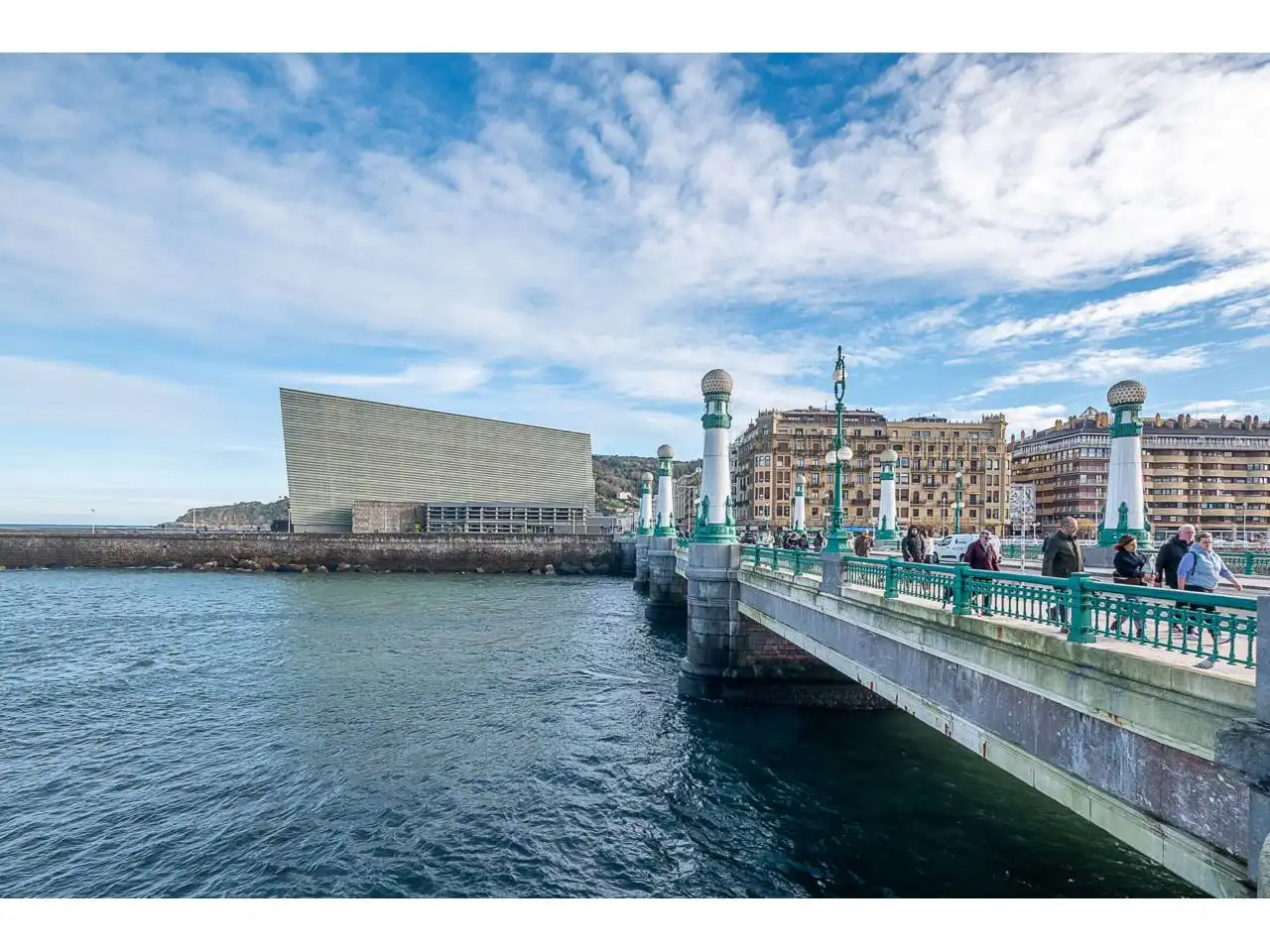 Vista exterior de Pis en venda en Donostia - San Sebastián  amb Calefacció i Balcó