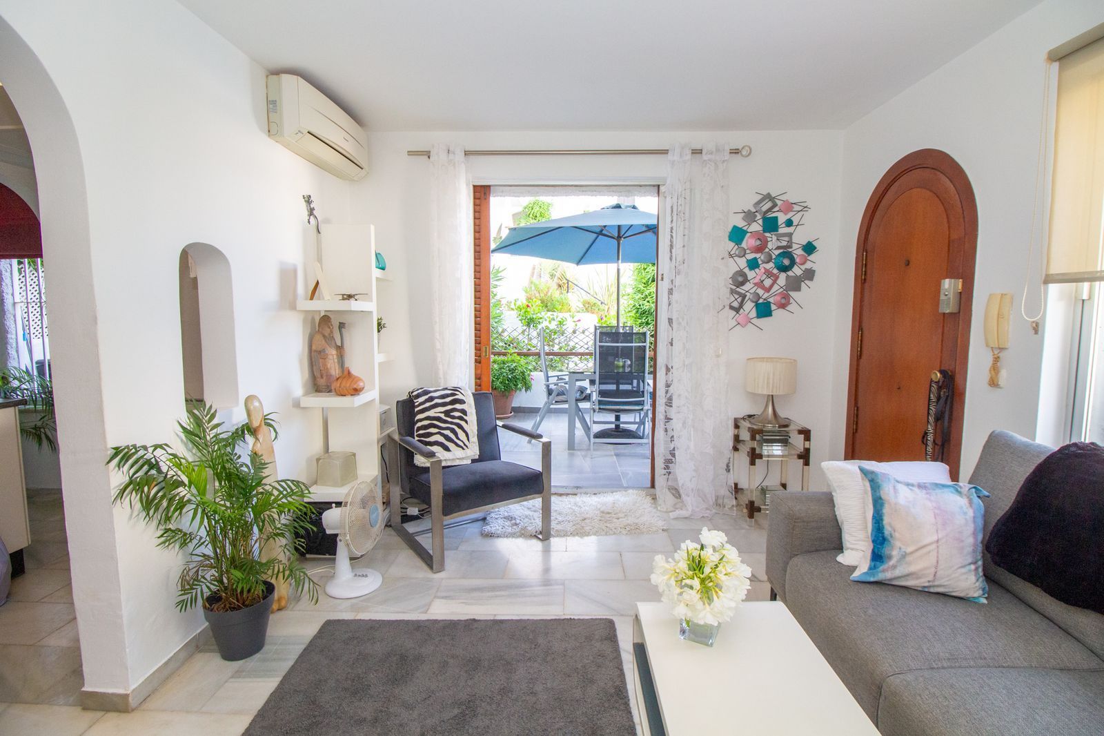 Sala d'estar de Casa o xalet en venda en Marbella amb Aire condicionat i Terrassa