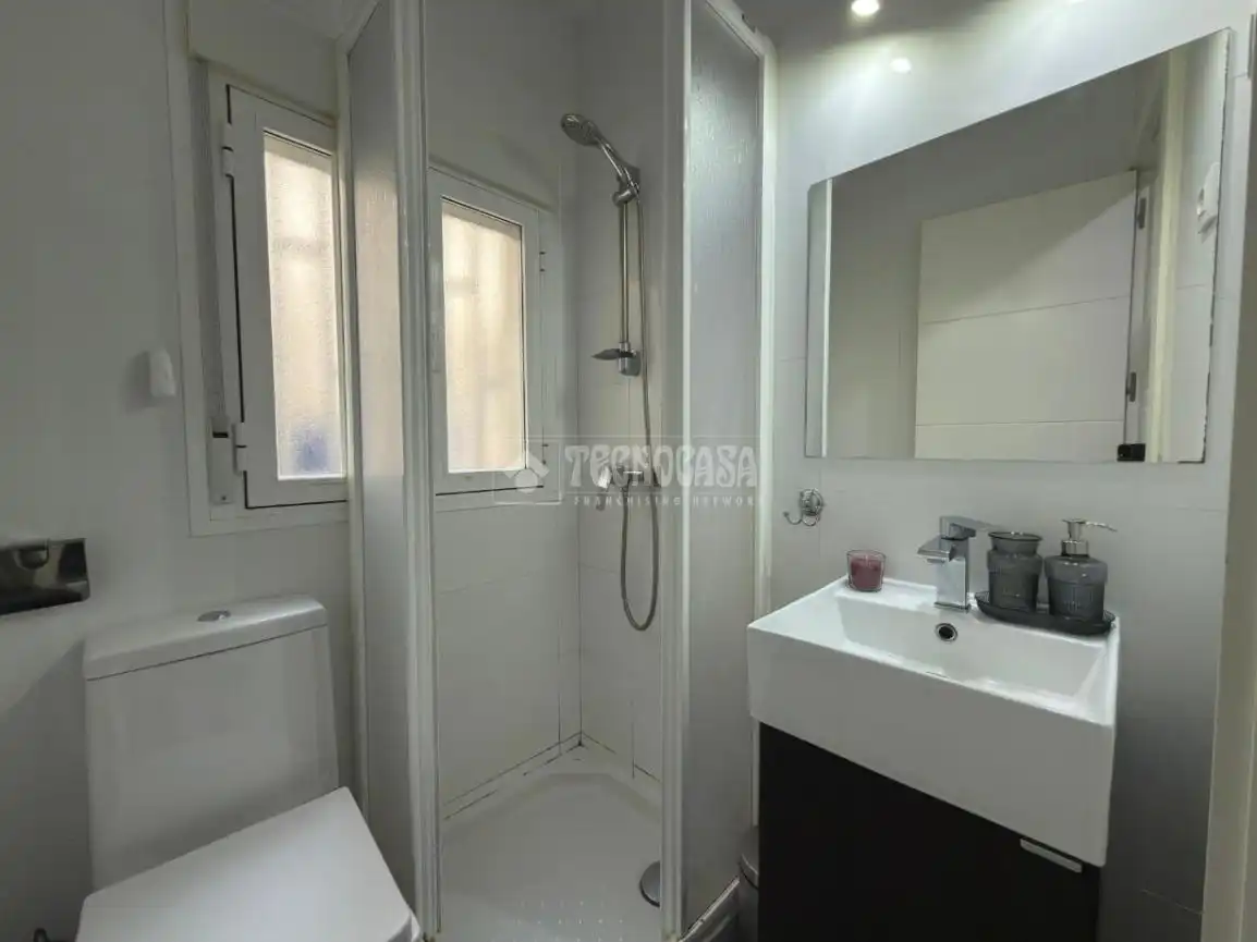 Baño de Piso de alquiler en Madrid con Aire acondicionado y Calefacción