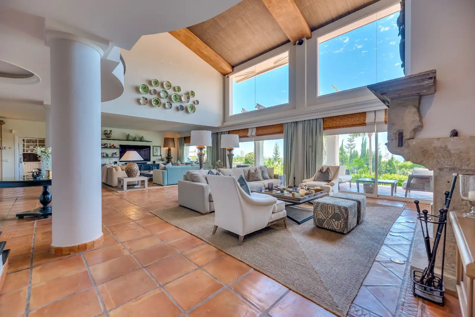 Sala d'estar de Casa o xalet en venda en Marbella amb Aire condicionat, Jardí privat i Terrassa
