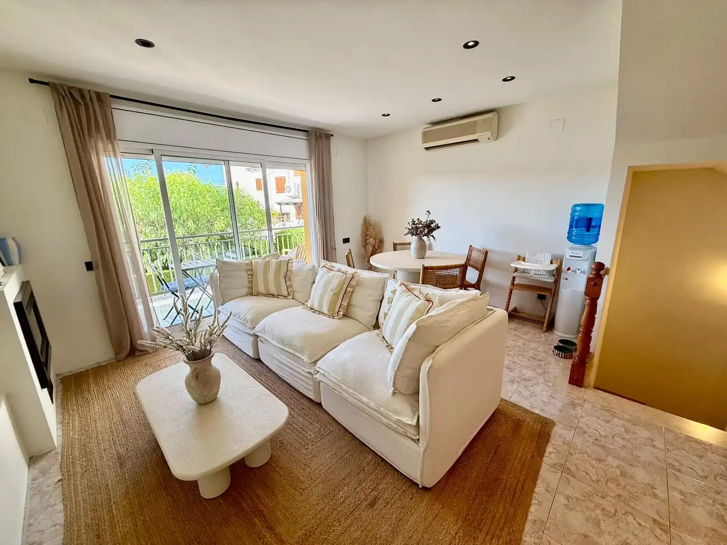 Sala de estar de Casa adosada en venta en Calafell con Aire acondicionado, Calefacción y Terraza