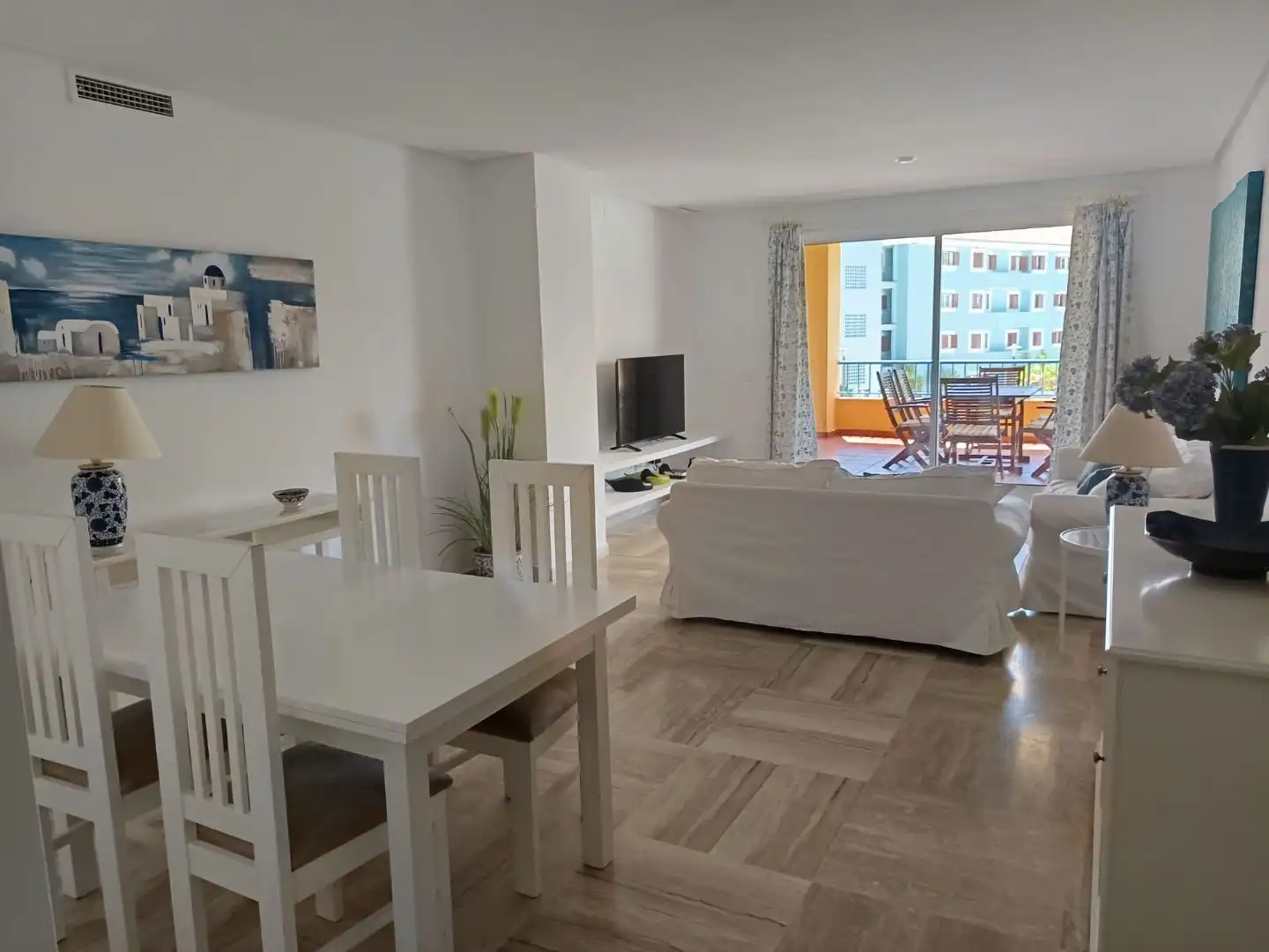Sala d'estar de Apartament de lloguer en Sotogrande amb Aire condicionat i Terrassa