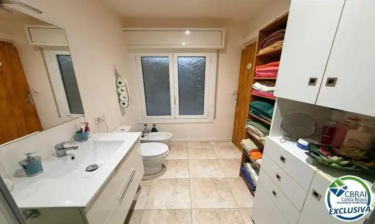 Bany de Apartament en venda en Roses amb Aire condicionat, Calefacció i Jardí privat