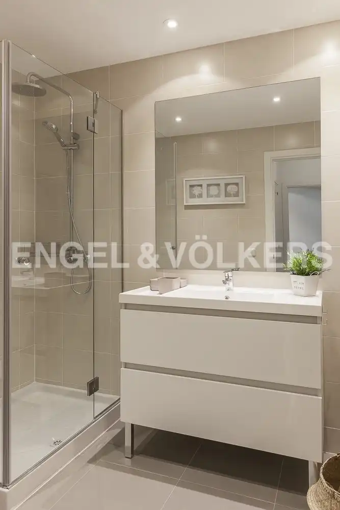 Bathroom of Flat for rent in Madrid  with Air Conditioner, Heating and Private garden