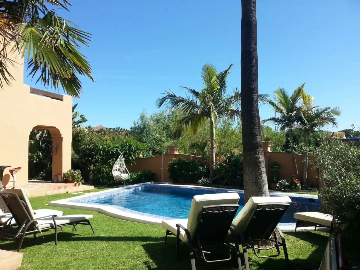 Piscina de Casa o chalet de alquiler en Estepona con Aire acondicionado, Jardín privado y Terraza