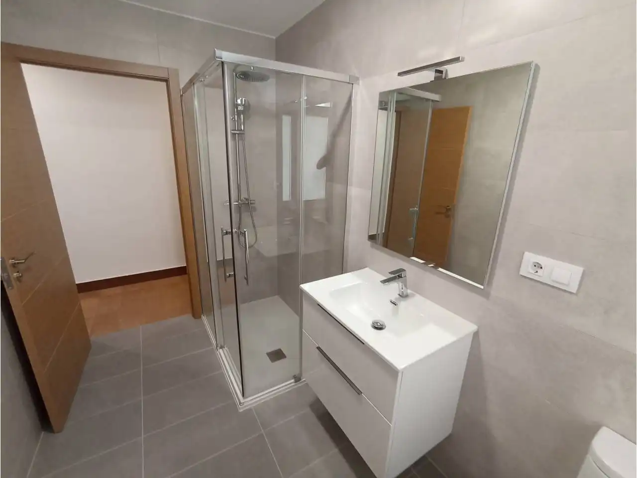 Bathroom of Flat for rent in Santiago de Compostela   with Parquet flooring, Terrace and Alarm
