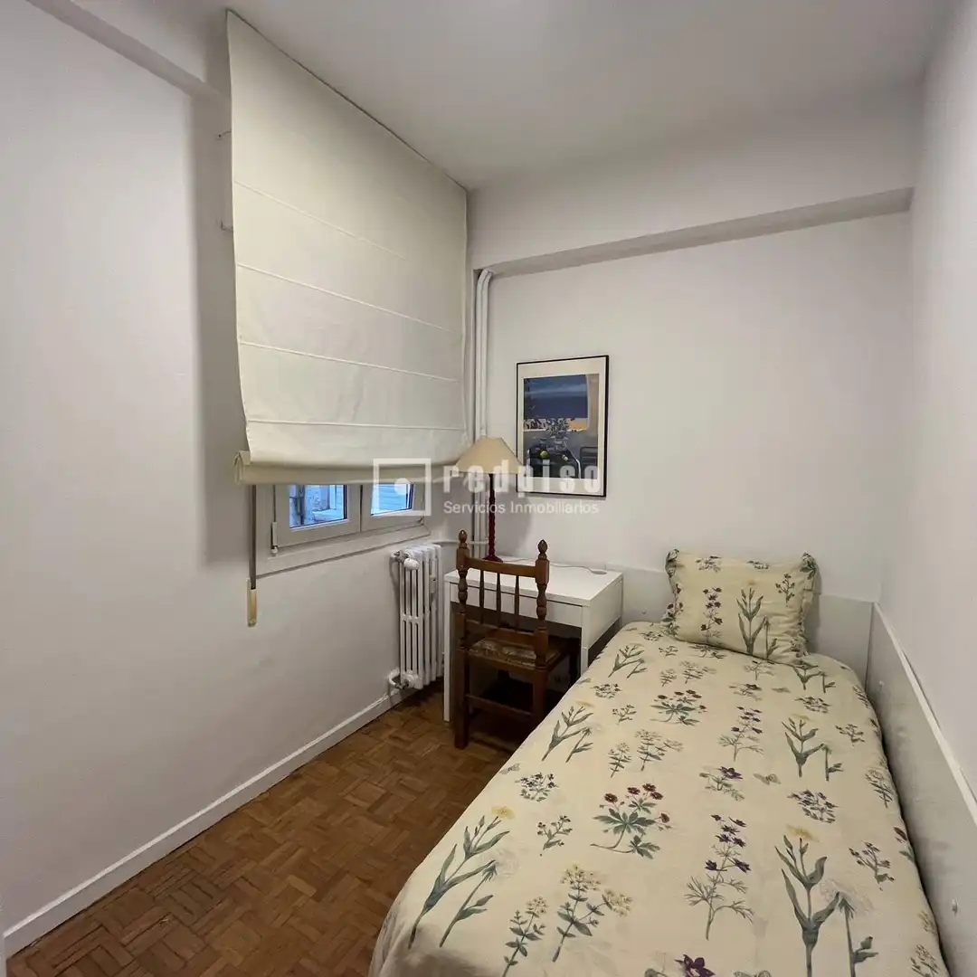 Schlafzimmer von Wohnung zur Miete in Madrid mit Heizung, Privatgarten und Parkett