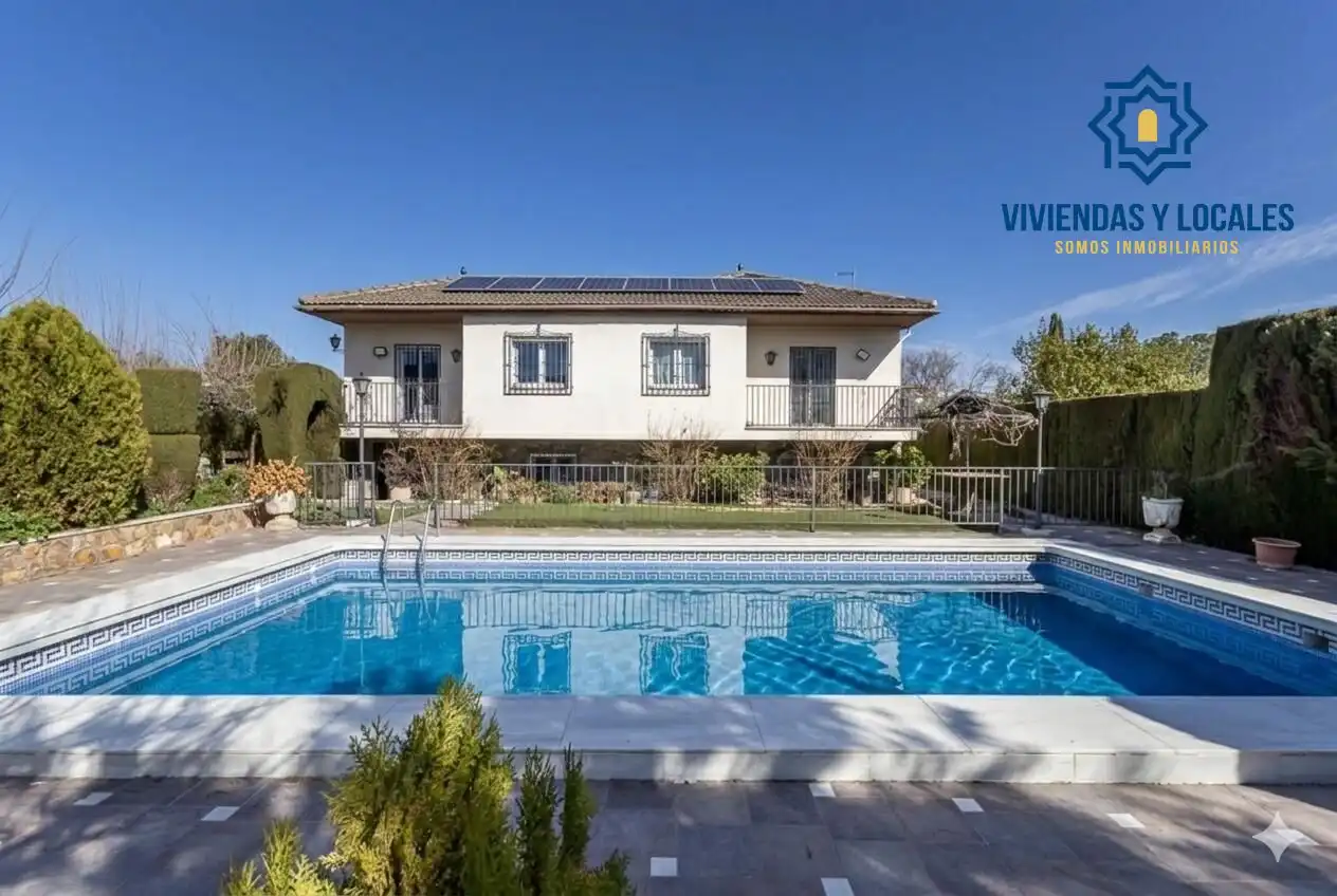 Xalet amb piscina en venda a Atarfe