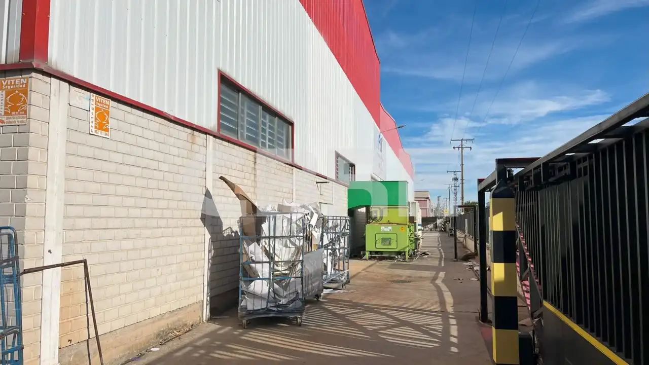 Vista exterior de Nave industrial de alquiler en Pinto