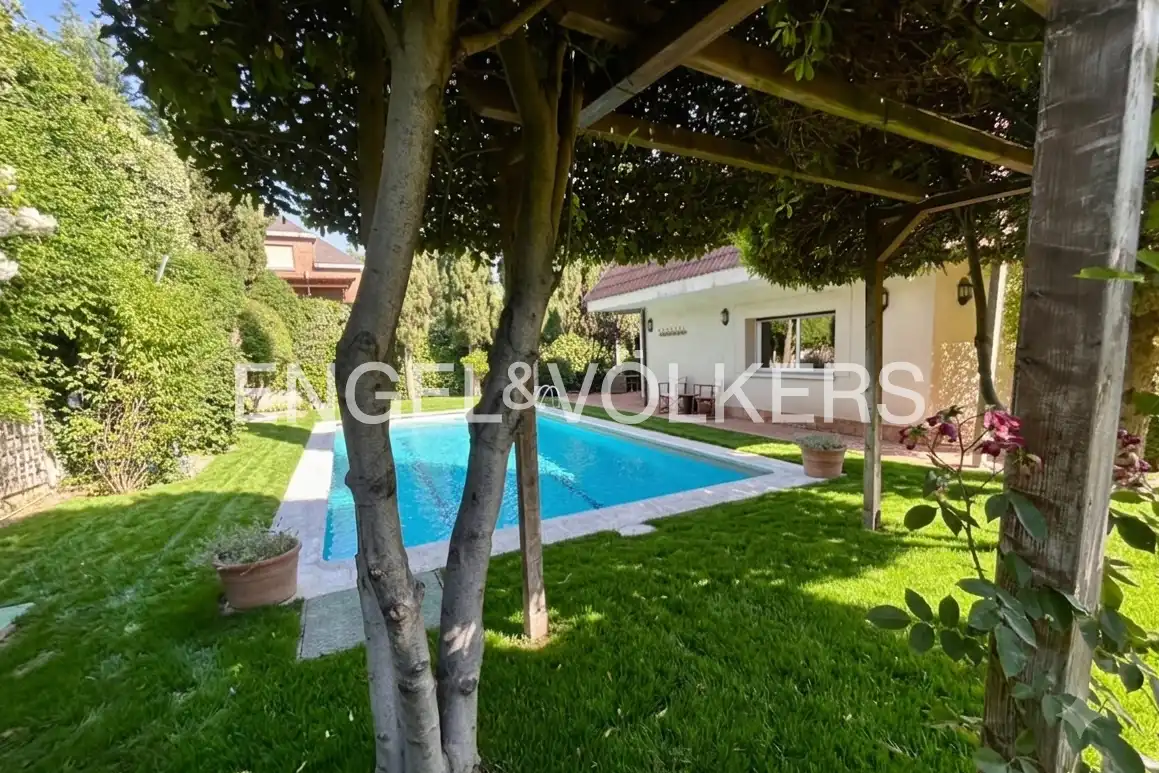 Vista exterior de Casa o xalet en venda en Majadahonda amb Aire condicionat, Calefacció i Jardí privat