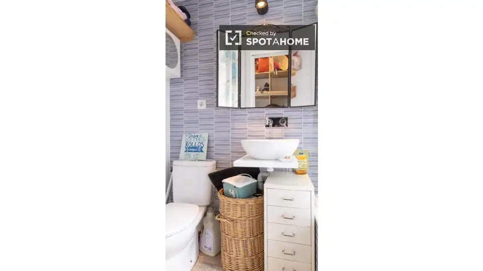 Bathroom of Flat for rent in Madrid  with Air Conditioner, Heating and Furnished