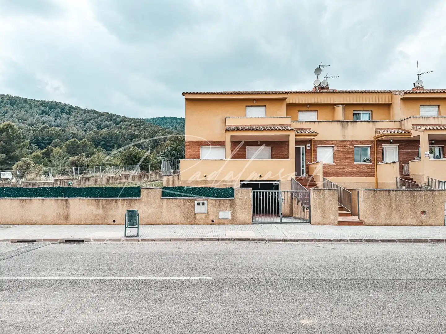 Außenansicht von Einfamilien-Reihenhaus zum Verkauf in Alcover mit Privatgarten und Terrasse
