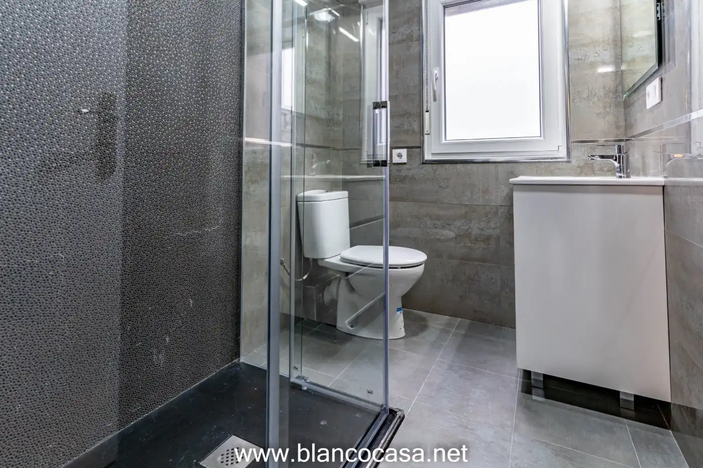 Baño de Piso de alquiler en Carballo con Calefacción, Trastero y Amueblado