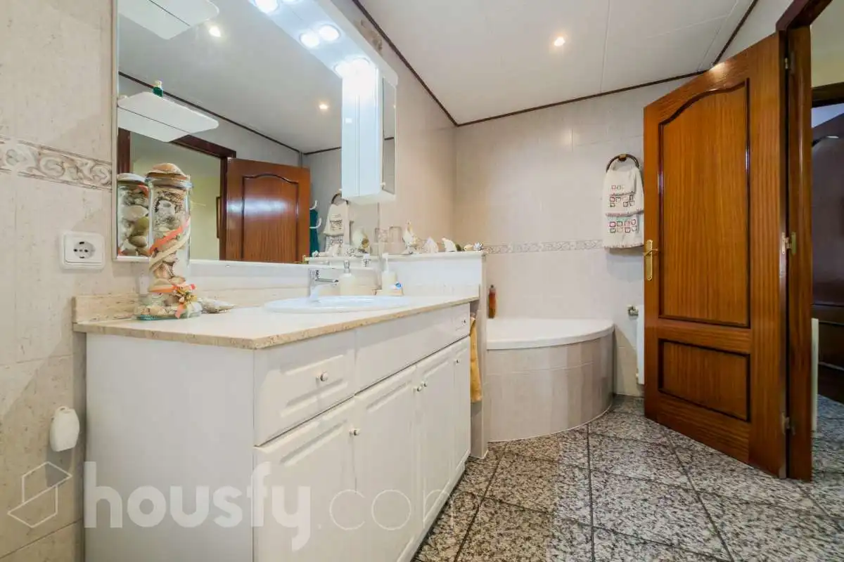 Bathroom of Houses for sale in Santa Coloma de Gramenet  with Air Conditioner, Heating and Private garden