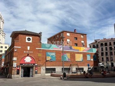 Local comercial de lloguer a Plaza de los mostenses