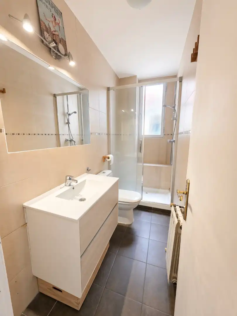 Bathroom of Flat for sale in Madrid  with Air Conditioner, Heating and Washing machine